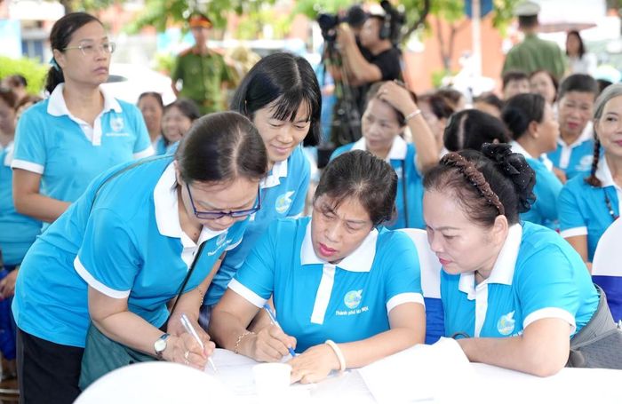 Cán bộ, hội viên phụ nữ hào hứng tham gia chương trình