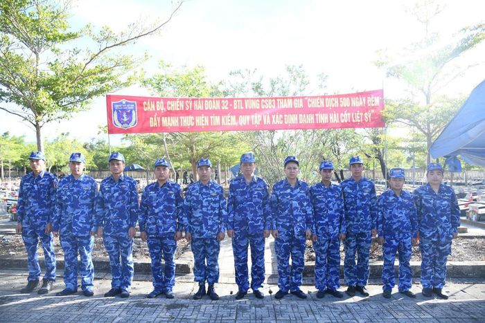 Chỉ huy và 10 cán bộ, chiến sĩ tham gia nhiệm vụ hỗ trợ lấy mẫu hài cốt liệt sĩ phục vụ giám định ADN tại Nghĩa trang Liệt sĩ Ninh Hòa - Vạn Ninh. Ảnh: Đ.Đ