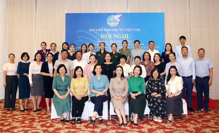Bà Nguyễn Thị Minh Hương (thứ 3 từ trái sang, hàng đầu), Phó Chủ tịch Hội LHPN Việt Nam và các đại biểu tham dự Hội nghị