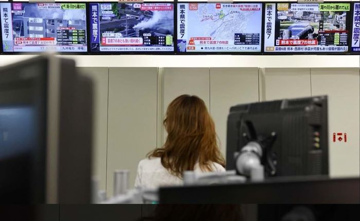 Các đài truyền hình tại Tokyo đưa tin về thiệt hại do động đất. Ảnh: Reuters