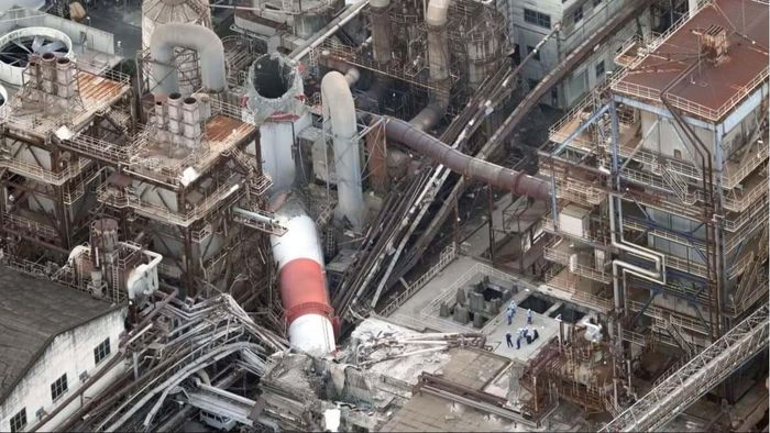Một ống khói bị sập tại nhà máy Nippon Paper Industries ở Yatsushiro, tỉnh Kumamoto. Ảnh: Kyodo