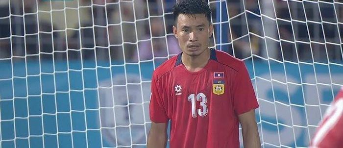 Cầu thủ Lào đá phản lưới nhà. Ảnh: AFN