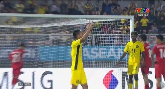 Wan Kuzain có pha sút phạt đẹp mắt ấn định chiến thắng 4-0. Ảnh chụp màn hình.