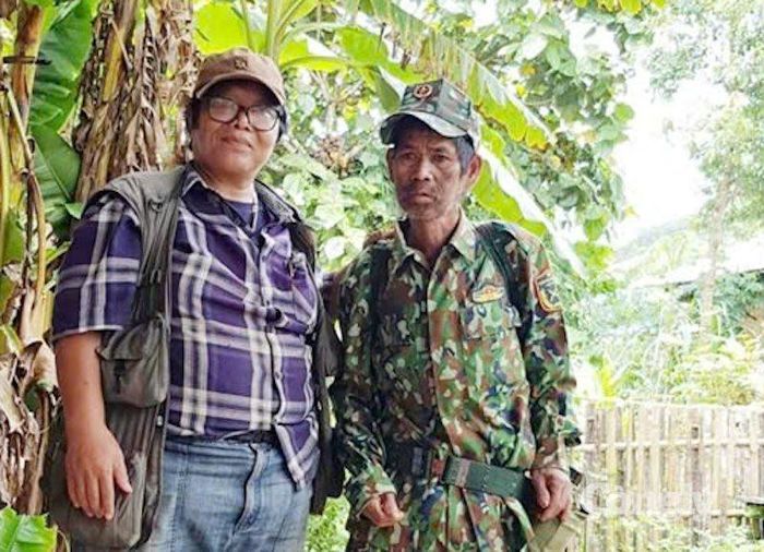 A Đôi bên trái cùng con liệt sĩ A Nhing đi tìm hài cốt của cha.
