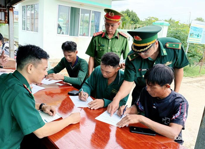 Các chủ tàu, thuyền viên tự nguyện ký cam kết không vi phạm pháp luật về ma túy, không chứa chấp và kiên quyết từ chối sử dụng lao động nghiện ma túy