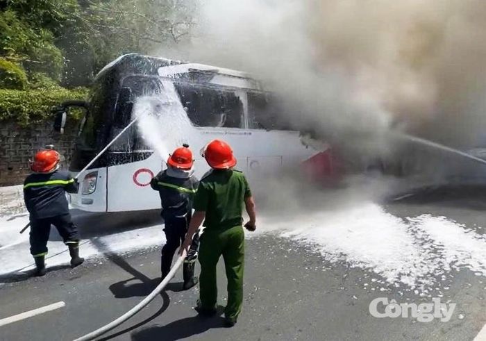 Cảnh sát PCCC &amp; CNCH đến hiện trường dập lửa.