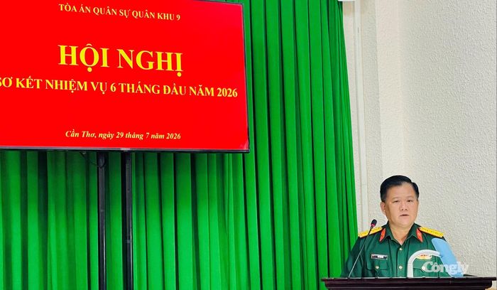 Đại tá Cao Văn Hồ, Chánh án TAQS Quân khu 9 phát biểu tại hội nghị