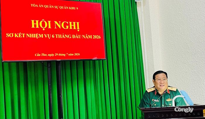 Thiếu tướng Nguyễn Văn Tiền, Phó Tư lệnh Quân khu 9 phát biểu chỉ đạo hội nghị