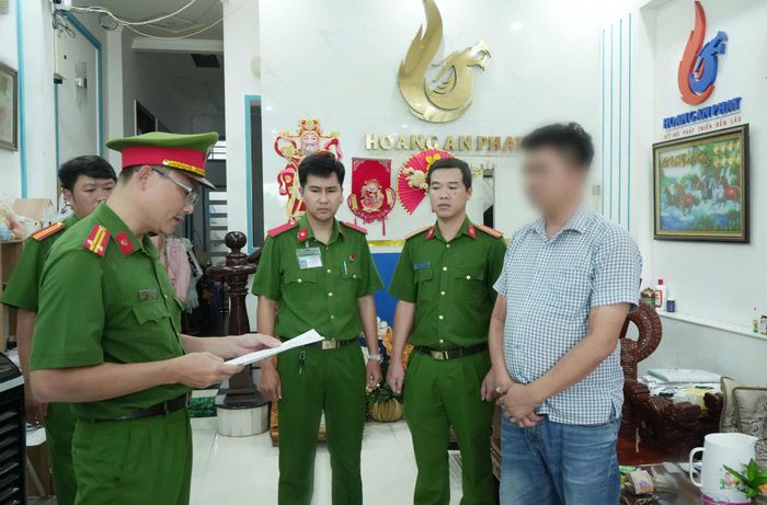 Cơ quan CSĐT tống đạt các quyết định tố tụng đối với bị can Quí.