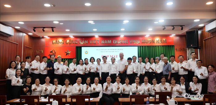 Các đại biểu chụp hình lưu niệm