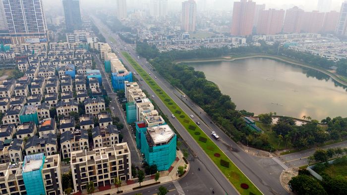 Lânh đạo các công ty địa ốc mạnh tay "bắt đáy" cổ phiếu. Ảnh: HA