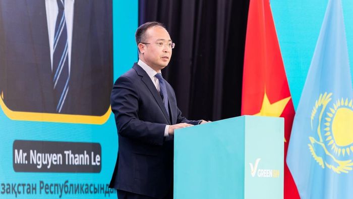 Đại sứ Việt Nam tại Kazakhstan, ông Nguyễn Thành Lê đã gọi xe điện Green SM là những "chú ngựa xanh". Ảnh: GSM