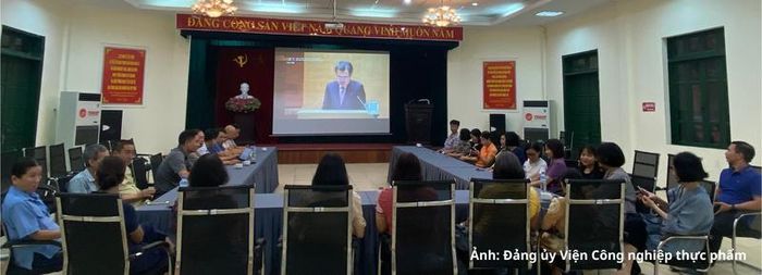 Đảng viên học tập, quán triệt, triển khai nghị quyết tại điểm cầu Đảng bộ Viện Công nghiệp thực phẩm.