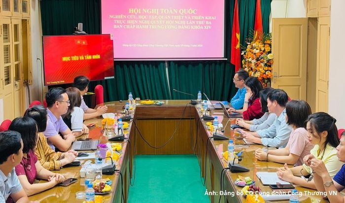 Đảng viên tham dự học tập quán triệt nghị quyết tại điểm cầu Cơ quan Công đoàn Công Thương Việt Nam. 