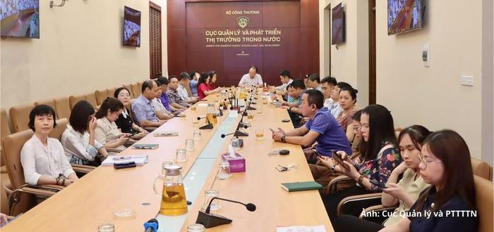 Đảng viên tham dự học tập quán triệt nghị quyết tại điểm cầu Cục Quản lý và Phát triển thị trường trong nước.