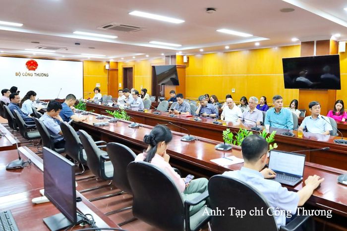 Cán bộ, đảng viên các cục, vụ tham gia học tập, quán triệt Nghị quyết tại trụ sở Bộ Công Thương 54 Hai Bà Trưng, phường Cửa Nam, Tp. Hà Nội.