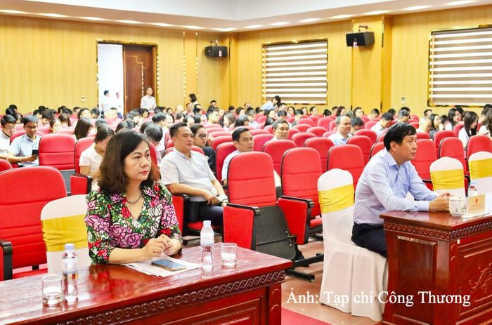 Phó Bí thư Chuyên trách Đảng ủy Bộ Công Thương Phan Văn Bản (bên phải) và Quyền Trưởng Ban Tuyên giáo và Dân vận Đảng ủy Bộ Công Thương Nguyễn Minh Huệ (bên trái) chủ trì và tham dự Hội nghị tại điểm cầu Bộ Công Thương.