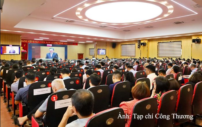 Đông đảo cán bộ, đảng thuộc Đảng bộ Bộ Công Thương tham dự Hội nghị tại điểm cầu Bộ Công Thương.
