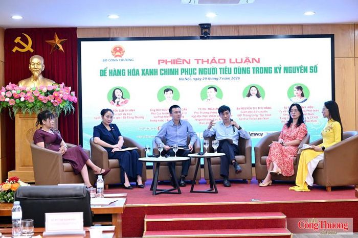 Phiên thảo luận "Để hàng hóa xanh chinh phục người tiêu dùng trong kỷ nguyên số" diễn ra trong khuôn khổ hội thảo.
