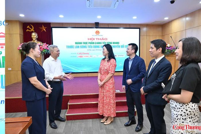 Các đại biểu chia sẻ bên lề hội thảo.