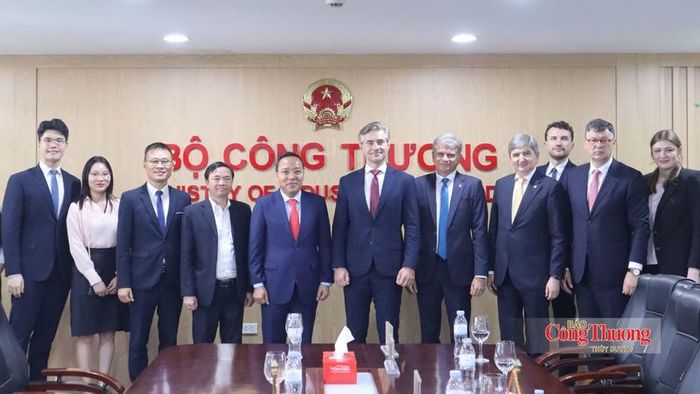 Thứ trưởng Bộ Công Thương Nguyễn Hoàng Long và các đơn vị chụp ảnh lưu niệm