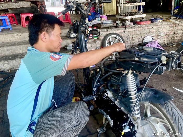 Ông Hoàng Văn Đại, chủ cửa hàng sửa chữa xe máy trên phố Vĩnh Yên.