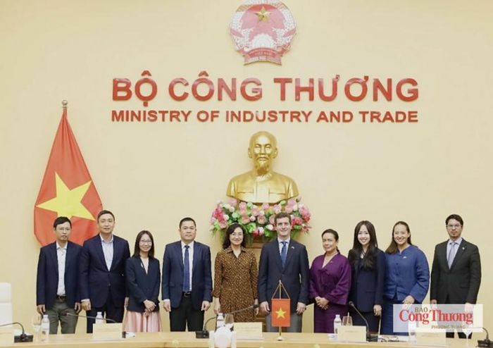 Thứ trưởng Bộ Công Thương Phan Thị Thắng và các đơn vị chụp ảnh chung.