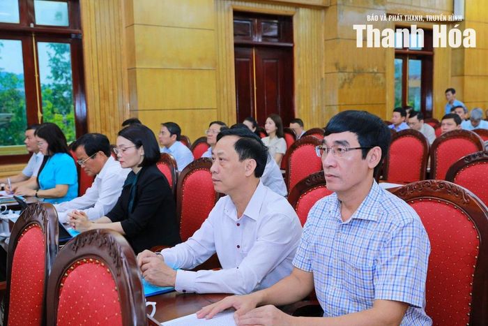 Các đồng chí lãnh đạo tỉnh và đại biểu dự hội nghị.