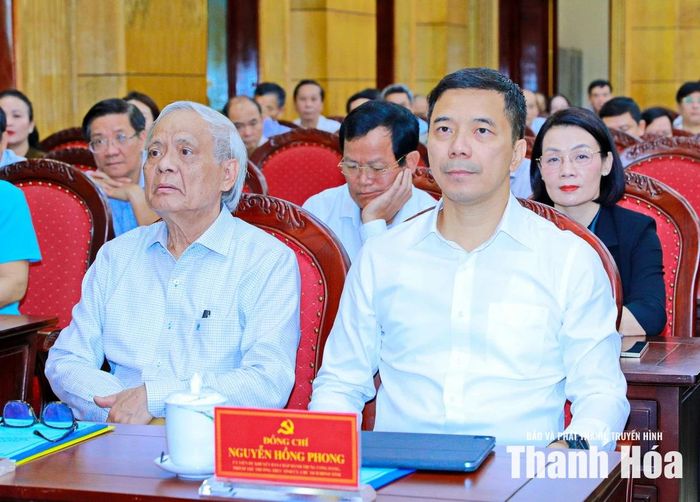 Phó Bí thư Thường trực Tỉnh ủy Nguyễn Hồng Phong và đại biểu dự hội nghị tại điểm cầu Tỉnh ủy Thanh Hóa.