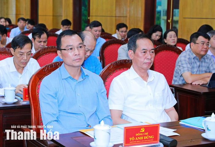 Chủ tịch UBND tỉnh Tô Anh Dũng và Phó Bí thư Tỉnh ủy Trịnh Tuấn Sinh dự hội nghị tại điểm cầu Tỉnh ủy Thanh Hóa.