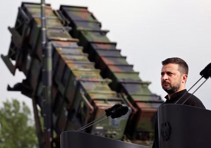 Tổng thống Ukraine Volodymyr Zelensky thăm một khu huấn luyện quân sự tại Đức, tại địa điểm không được tiết lộ, ngày 11/6/2024. Ảnh: Reuters.