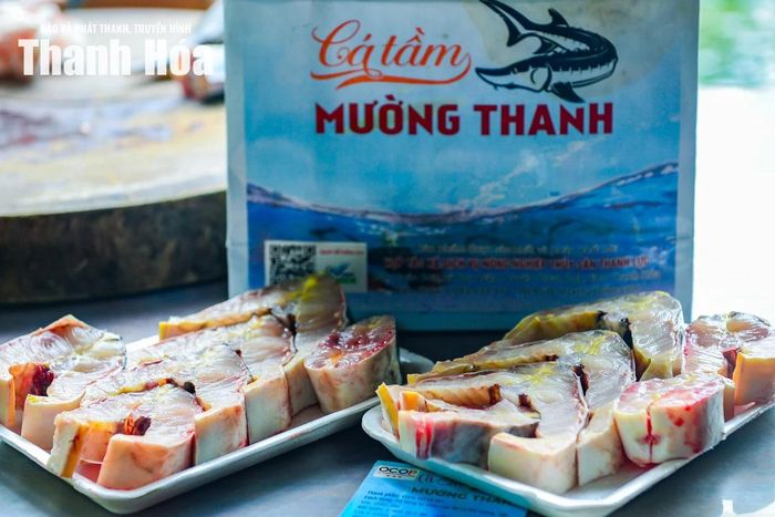 Không dừng lại ở việc sản xuất, vợ chồng anh Thanh còn chú trọng xây dựng thương hiệu, chuẩn hóa quy trình nuôi, hoàn thiện bao bì, nhãn mác và truy xuất nguồn gốc. Những nỗ lực ấy đã giúp cá tầm Thanh Lực được công nhận đạt chuẩn OCOP 3 sao, mở ra cơ hội nâng cao giá trị sản phẩm và mở rộng thị trường.