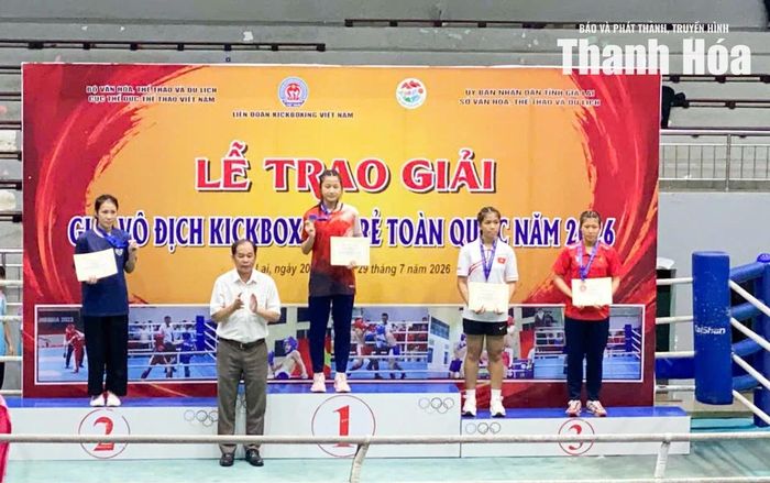 Nữ võ sĩ Quách Thị Huyên giành HCV ở hạng 54kg, lứa tuổi 15-16.