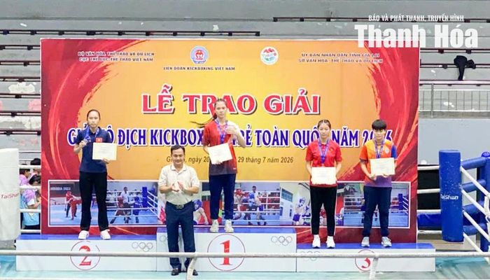 VĐV Lương Thị Hằng giành HCV hạng 60kg, lứa tuổi 17-18.