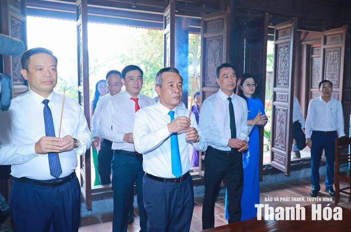 Đoàn dâng hương tưởng niệm tại nhà thờ đồng chí Lê Thế Long, Bí thư Tỉnh ủy Thanh Hóa thời kỳ 1930-1936.