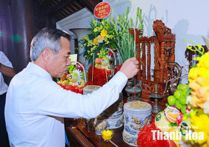 Bí thư Tỉnh ủy Lê Đức Thái thắp hương tưởng niệm tại Di tích lịch sử quốc gia nhà đồng chí Lê Oanh Kiều.