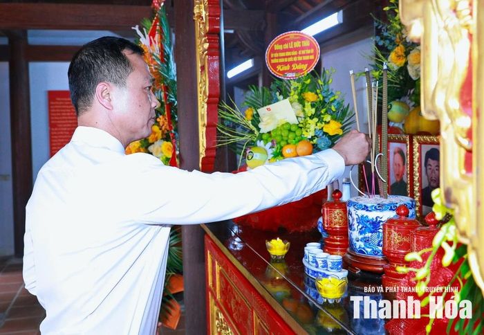 Chủ tịch UBND tỉnh Tô Anh Dũng thắp hương tưởng niệm các bậc tiền bối cách mạng tại Cụm di tích lịch sử cách mạng Hàm Hạ.