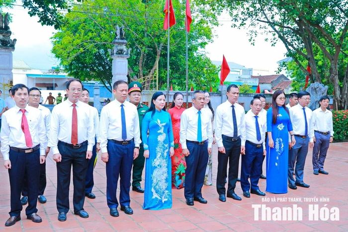 Đoàn đại biểu Tỉnh ủy, HĐND, UBND, Ủy ban MTTQ tỉnh dâng hoa, dâng hương, tưởng niệm tại Cụm di tích lịch sử cách mạng Hàm Hạ.