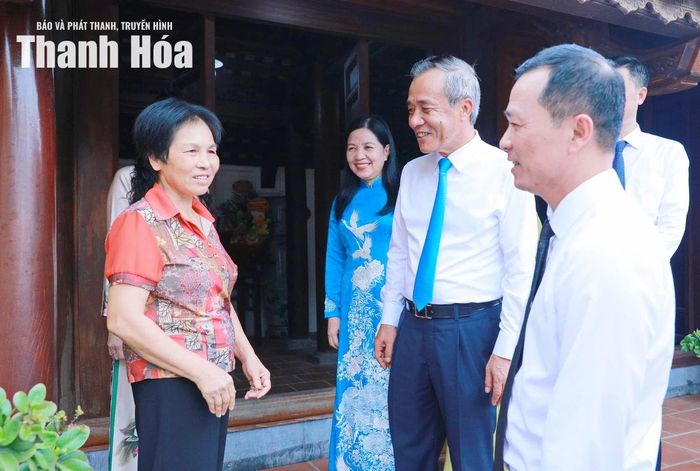 Bí thư Tỉnh ủy Lê Đức Thái và các đồng chí lãnh đạo tỉnh thăm hỏi thân nhân gia đình đồng chí Lê Oanh Kiều.