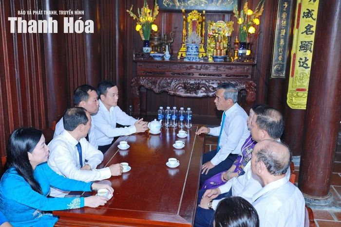 Bí thư Tỉnh ủy Lê Đức Thái và các đồng chí lãnh đạo tỉnh thăm hỏi thân nhân gia đình đồng chí Lê Thế Long.