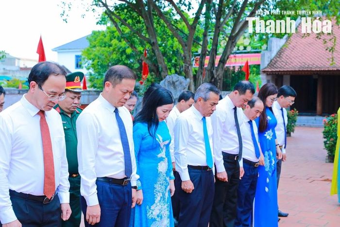 Các đồng chí lãnh đạo tỉnh tưởng niệm các bậc tiền bối cách mạng...