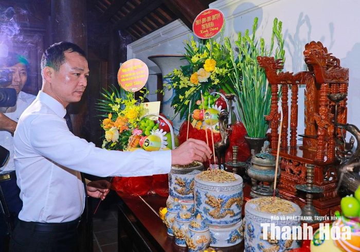Chủ tịch UBND tỉnh Tô Anh Dũng thắp hương tưởng niệm tại Di tích lịch sử quốc gia nhà đồng chí Lê Oanh Kiều.