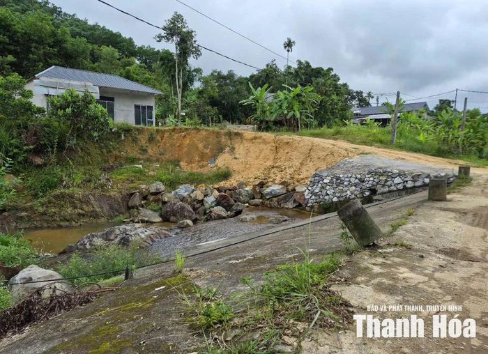 Hiện trạng tràn Hang Na, bản Năng Cát.