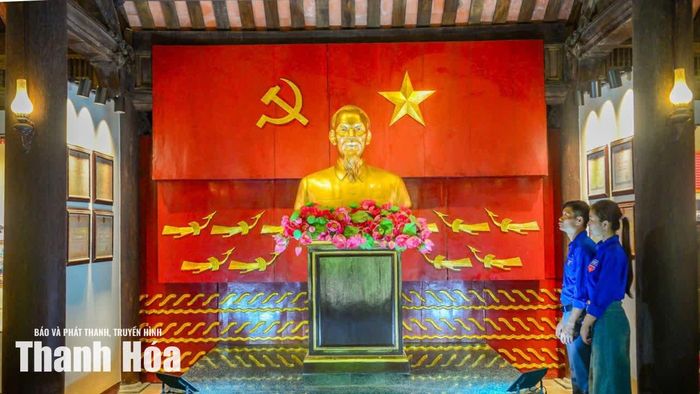 Tượng Bác Hồ được đặt ở vị trí trang trọng, chính giữa của nhà truyền thống.