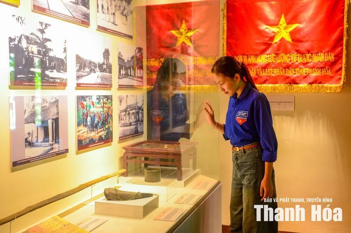 Đối với nhiều đoàn viên, thanh niên, nhà trưng bày trở thành lớp học lịch sử trực quan. Những hình ảnh về phong trào cách mạng, những hiện vật còn lưu giữ nguyên vẹn dấu ấn thời gian giúp họ hiểu hơn về những hy sinh, cống hiến của các thế hệ cha ông trong sự nghiệp đấu tranh giành độc lập dân tộc.