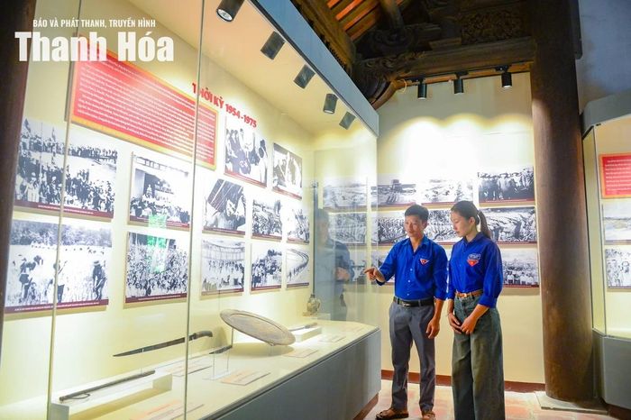 Hệ thống ảnh tư liệu được bố trí theo từng giai đoạn lịch sử, phản ánh quá trình lãnh đạo, trưởng thành và phát triển của phong trào cách mạng trên địa bàn tỉnh.
