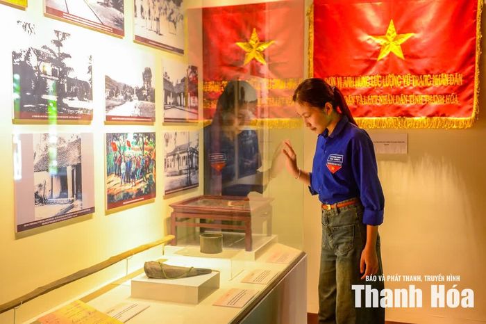 Đối với nhiều đoàn viên, thanh niên, nhà trưng bày trở thành lớp học lịch sử trực quan. Những hình ảnh về phong trào cách mạng, những hiện vật còn lưu giữ nguyên vẹn dấu ấn thời gian giúp họ hiểu hơn về những hy sinh, cống hiến của các thế hệ cha ông trong sự nghiệp đấu tranh giành độc lập dân tộc.