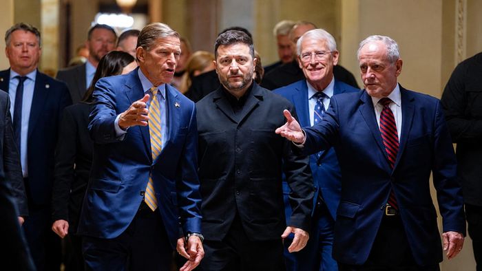 Tổng thống Ukraine Volodymyr Zelenskyy gặp các thượng nghị sĩ Mỹ tại Điện Capitol, ngày 28/7. Ảnh: Politico.