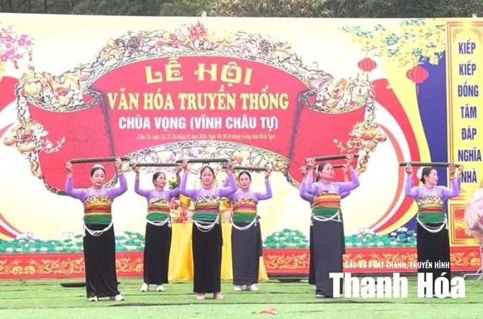 Tiết mục văn nghệ tại lễ hội.