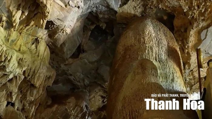 Những khối nhũ đá được tạo tác qua thời gian, kết hợp với không gian non nước hữu tình, tạo nên một vẻ đẹp vừa kỳ vĩ, vừa tĩnh tại.